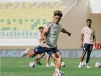 Bek-sayap-PSM-Makassar-Mufli-Hidayat-saat-pemanasan-di-Banten-International-Stadium.jpg