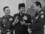 Bung-Karno-diapit-dua-jenderal-Angkatan-Darat-AH-Nasution-kiri-dan-Soeharto-Kompas-8888.jpg