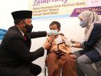 Bupati-Bantaeng-Ilham-Azikin-melihat-langsung-murid-SD-diimunisasi.jpg