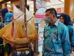 Bupati-Bulukumba-Andi-Muchtar-Ali-Yusuf-mengamati-miniatur-pinisi-di-Stand-Inacraft-2023.jpg