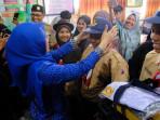 Bupati-Gowa-Sitti-Husniah-Talenrang-menyalurkan-seragam-dan-peralatan-sekolah-gratis-3102025.jpg