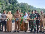 Bupati-Maros-Chaidir-Syam-dan-Wakil-Bupati-Maros-Suhartina-Bohari-menghadiri-peresmian-jembatan.jpg