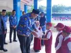makassar/Bupati-Maros-Chaidir-Syam-membagikan-seragam-sekolah-kepada-siswa-SD-di-Lapangan-Pallantikang.jpg