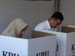 Bupati-Pangkep-Muhammad-Yusran-Lalogau-menggunakan-hak-suaranya-di-TPS-04-Kelurahan-Mappasaile.jpg