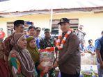 Bupati-Pangkep-Muhammad-Yusran-Lalogau-menyerahkan-bantuan-beras-ke-warga-kepulauan.jpg