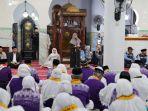 Bupati-Sinjai-Hj-Ratnawati-Arif-saat-melepas-pemberangkatan-230-JCH-Sinjai-di-Masjid-Agung.jpg