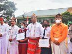 Bupati-Tana-Toraja-serahkan-piagam-penghargaan-ke-salah-satu-siswa-berprestasi.jpg