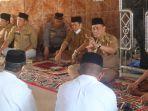 Bupati-Wajo-Amran-Mahmud-saat-menggelar-safari-ramadan-di-Desa-Pallimae.jpg