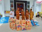 Camat-Sibulue-Andi-Zainal-Abidin-kedua-dari-kiri-menerima-bantuan-logistik.jpg