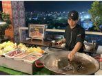 Chef-Novotel-Makassar-sedang-menyajikan-menu-dalam-Chill-Grill-At-Attic-Sky.jpg