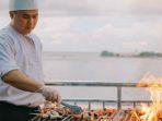 Chef-Swiss-Belhotel-Makassar-sedang-menyajikan-makanan-berbuka-puasa-Selasa-1232024.jpg
