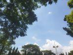 Cuaca-cerah-di-langit-kota-Makassar-Senin-152023.jpg