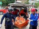 Damkar-BPBD-dan-Tim-SAR-gabungan-saat-evakuasi-jenazah-Justia-43.jpg