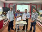 Dekan-FSD-UNM-Dr-Tangsi-MSn-dan-Wakil-Pemimpin-Redaksi-Tribun-Timur-AS-Kambie.jpg
