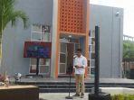 Dekan-FTI-UMI-Dr-Zakir-Sabara-didepan-Musholla-dan-Islamic-Character-Learniy-Center-Al-Muhandis.jpg