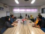 Dekan-Fakultas-Ekonomi-dan-Bisnis-FEB-UPRI-Muhammad-Badar-ke-tribun-timur.jpg