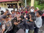 Demonstran-dan-Personel-polres-Enrekang-berebut-gerbang-Mako-Polres-Enrekang.jpg