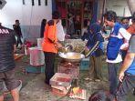Dinsos-Pinrang-bersama-personel-Tagana-buka-dapur-umum-bagi-warga-terdampak-banjir.jpg