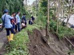 Direktur-PDAM-Sinjai-Nasrullah-Mustamin-saat-turun-melihat-lokasi-longsor.jpg