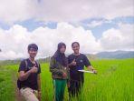 Direktur-Tanio-Muh-Ilmi-Ikhsan-Sabur-bersama-petani.jpg