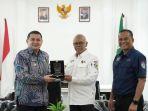 Direktur-Utama-MGPA-Priandhi-Satria-berikan-cenderamata-ke-Munafri-Arifuddin.jpg