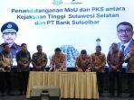 Direktur-Utama-PT-Bank-Sulselbar-Yulis-Suandi-teken-MoU-Kepala-Kejati-Sulsel-Agus-Salim.jpg