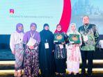 Dua-dosen-peraih-best-Abstract-di-Abu-Dhabi-saat-memegang-penghargaan.jpg