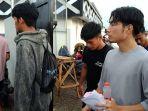 Dzaky-Asraf-berjalan-bersebelahan121212122222.jpg