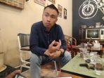 Ekki-Aprianto-pengusaha-jasa-rental-mobil-ditemui-di-warkop-Jl-Sunu.jpg
