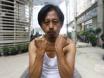 Epy-Kusnandar-memakai-kaos-singlet-dan-celana-kolor-232432.jpg