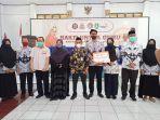 Erna-Rasyid-Taufan-bersama-Guru-honorer-penerima-THR.jpg