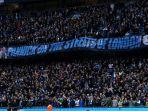 Fans-Manchester-City-membentangkan-spanduk.jpg