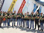 Foto-bersama-dalam-peresmian-Warehouse-Hub-UT.jpg<pf>PT-United-Tractors-02.jpg<pf>Pengiriman-perdana-Grand-Opening-HUB-UT.jpg