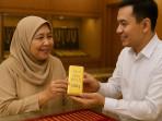 Foto-ilistrasi-warga-beli-emas-batangan.jpg