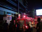 Gardu-listrik-di-kantor-bank-swasta-Jl-Boulevard-terbakar-Selasa-28112023-malam.jpg