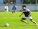 Gelandang-PSM-Makassar-Daisuke-Sakai-saat-latihan-di-Stadion-Kalegowa-n.jpg