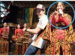 Ghyna-Ridha-Biduan-Dangdut-Viral-Joget-Bareng-Marc-Marquez.jpg