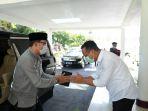 Gubernur-Jawa-Barat-Ridwan-Kamil-bersalaman-dengan-Gubernur-Sulsel-Andi-Sudirman-Sulaiman.jpg