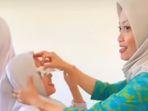 Guru-menghapus-makeup-siswinya-1111111.jpg