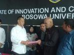 H-Baba-kemeja-putih-saat-menyerahkan-formulir-pendaftaran-calon-ketua-IKA-di-Kampus-Unibos.jpg