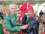 H-Ilyas-Ali-Arief-Daeng-Mallawa-Karaeng-Pasi-memasangkan-pin.jpg