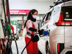 HARGA-BBM-Petugas-SPBU-sedang-melayani.jpg