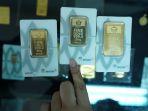 HARGA-EMAS-Karyawan-menunjukkan-emas-batangan.jpg