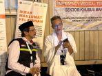 Husein-Muhammad-Lc-70-memperlihatkan-layar-smartphonenya.jpg