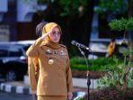 Husniah-Talenrang-saat-memimpin-apel-besar-usai-libur-lebaran.jpg