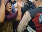 IBU-HISTERIS-Suni-ibu-tersangka-histeris-saat-menjemput-jasad-putranya.jpg