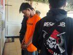 Ibrahim-alias-Ibra-20-penyerang-di-Jl-Onta-Lama-saat-diamankan-di-Mapolsek-Mamajang.jpg