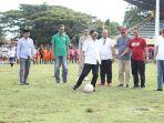 Iksan-Iskandar-saat-buka-turnamen-SSB-di-stadion-mini-Turatea-Sabtu-2562022.jpg
