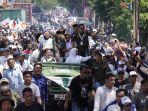 Ilham-Azikin-dan-Nurkanita-diantar-ribuan-pendukung-mendaftar-di-KPU-Bantaeng.jpg
