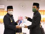 Ilham-Azikin-menyerahkan-Laporan-Keterangan-Pertanggungjawaban-LKPJ-Bupati-Bantaeng.jpg